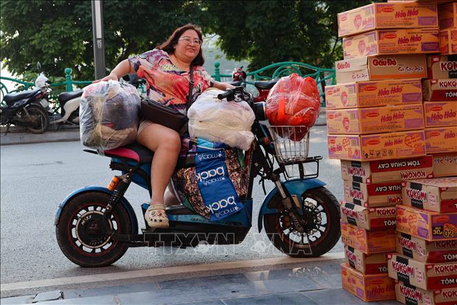 Người dân Hà Nội ở mọi lứa tuổi đều hướng về đồng bào miền Trung. Ảnh: Vũ Quang – TTXVN