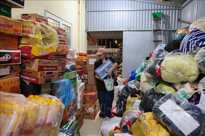 Thành viên Đội Xe 0 đồng (Hà Nội) tất bật tiếp nhận hàng hóa tại điểm tiếp nhận đặt ở Nhà văn hoá tổ dân phố số 6, phường Xuân Đỉnh (Hà Nội). Ảnh: Vũ Quang – TTXVN