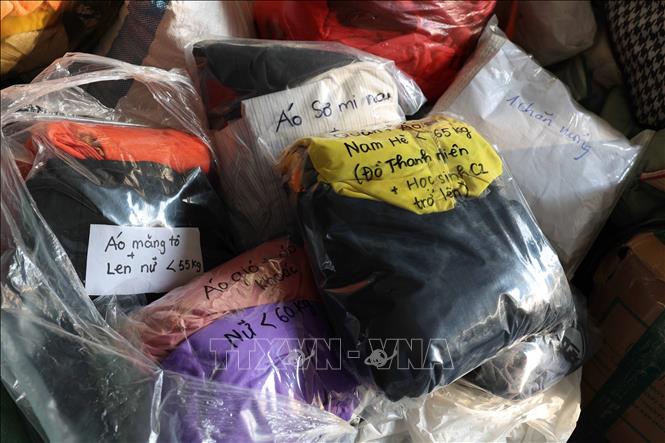 Các vật phẩm thiết yếu được người dân phân loại, bảo quản cẩn thận trước khi giao cho các điểm tiếp nhận cứu trợ tại Hà Nội. Ảnh: Vũ Quang – TTXVN