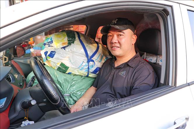 Tình nguyện viên tại điểm tiếp nhận 102 Xuân Diệu vận chuyển nhiều bao bì vật phẩm của người dân phường Chương Mỹ (Hà Nội) về điểm tập kết để ủng hộ đồng bào miền Trung. Ảnh: Vũ Quang – TTXVN