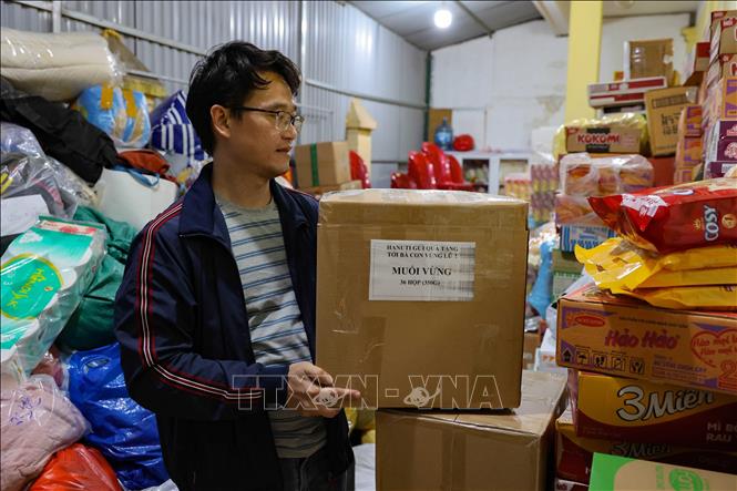 Mỗi thùng nhu yếu phẩm được đóng lại là “một lời gửi gắm” động viên đồng bào miền Trung sớm vượt qua khó khăn. Ảnh: Vũ Quang – TTXVN