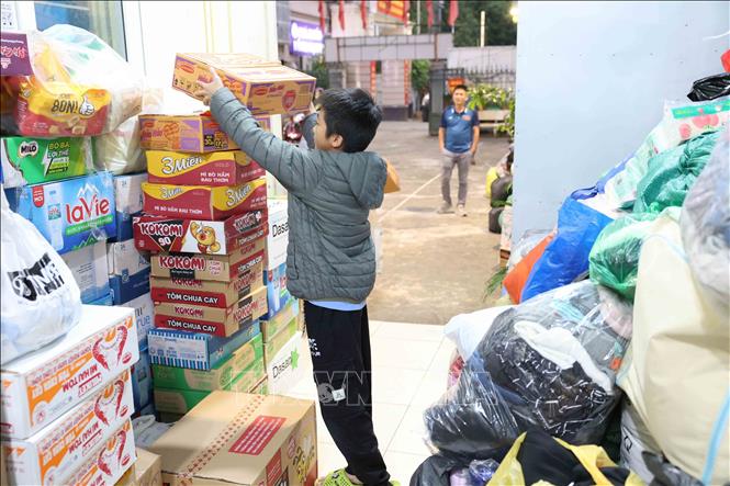 Người dân Hà Nội ở mọi lứa tuổi đều hướng về đồng bào miền Trung. Ảnh: Vũ Quang – TTXVN