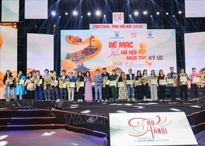 Ban tổ chức trao giấy vinh danh các đơn vị tham gia Festival Thu Hà Nội lần thứ 3. Ảnh: Hoàng Hiếu - TTXVN
