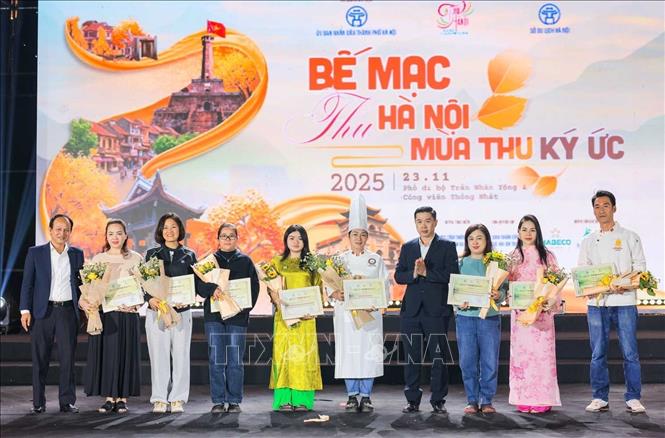 Ban tổ chức trao giấy vinh danh các đơn vị tham gia Festival Thu Hà Nội lần thứ 3. Ảnh: Hoàng Hiếu - TTXVN