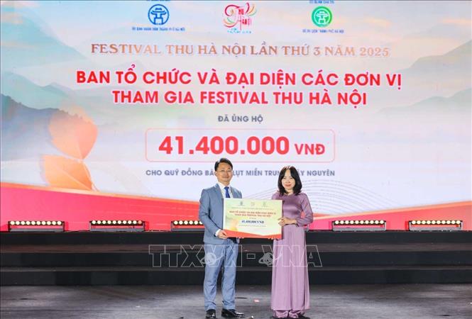 Ban tổ chức và đại diện các đơn vị tham gia Festival ủng hộ đồng bào miền Trung và Tây Nguyên bị ảnh hưởng bởi mưa lũ số tiền 41,4 triệu đồng. Ảnh: Hoàng Hiếu - TTXVN