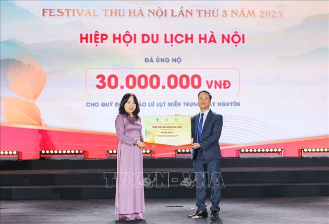 Hiệp hội du lịch Hà Nội ủng hộ đồng bào miền Trung và Tây Nguyên bị ảnh hưởng bởi mưa lũ. Ảnh: Hoàng Hiếu - TTXVN