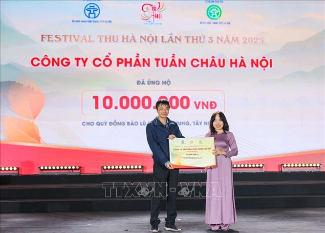Công ty cổ phần Tuần Châu Hà Nội ủng hộ đồng bào miền Trung và Tây Nguyên bị ảnh hưởng bởi mưa lũ. Ảnh: Hoàng Hiếu - TTXVN