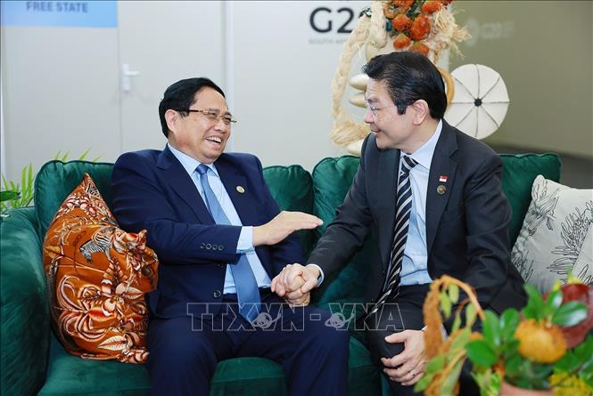 Vietnamese Prime Minister Pham Minh Chinh meets Singaporean Prime Minister Lawrence Wong. VNA Photo: Dương Giang