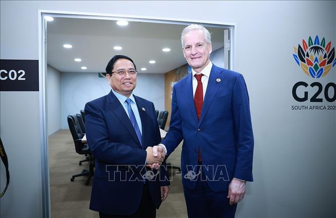 Vietnamese Prime Minister Pham Minh Chinh meets Norwegian Prime Minister Jonas Gahr Støre. VNA Photo: Dương Giang 