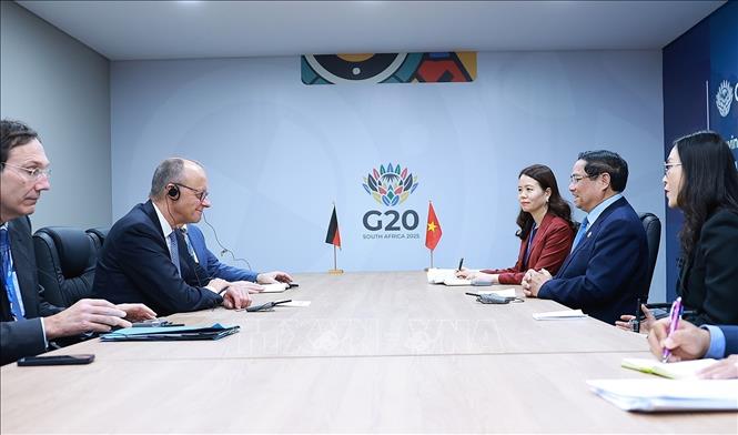 Vietnamese Prime Minister Pham Minh Chinh meets German Chancellor Friedrich Merz. VNA Photo: Dương Giang
