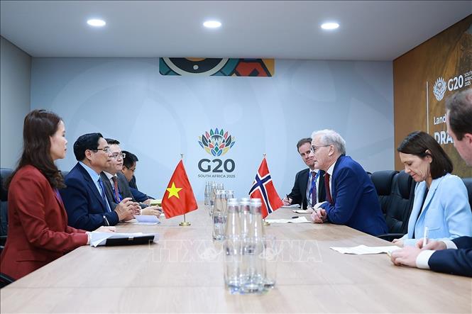 Vietnamese Prime Minister Pham Minh Chinh meets Norwegian Prime Minister Jonas Gahr Støre. VNA Photo: Dương Giang