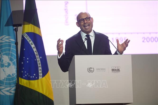 Thư ký điều hành Công ước khung của LHQ về biến đổi khí hậu, ông Simon Stiell phát biểu tại Hội nghị COP30 ở Belem, Brazil ngày 10/11/2025. Ảnh: THX/TTXVN