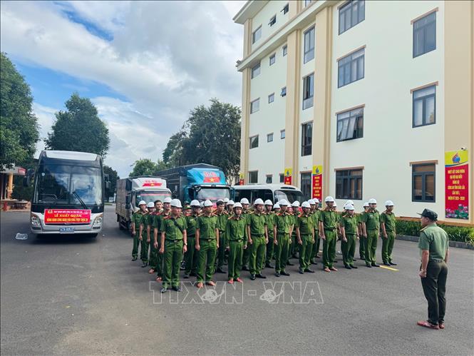 Lực lượng công an tỉnh Đắk Lắk trước khi xuất quân. Ảnh: TTXVN phát