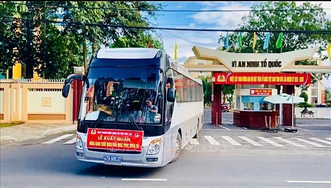  Đoàn xe đưa cán bộ, chiến sỹ đi hỗ trợ người dân phía Đông tỉnh Đắk Lắk. Ảnh: TTXVN phát