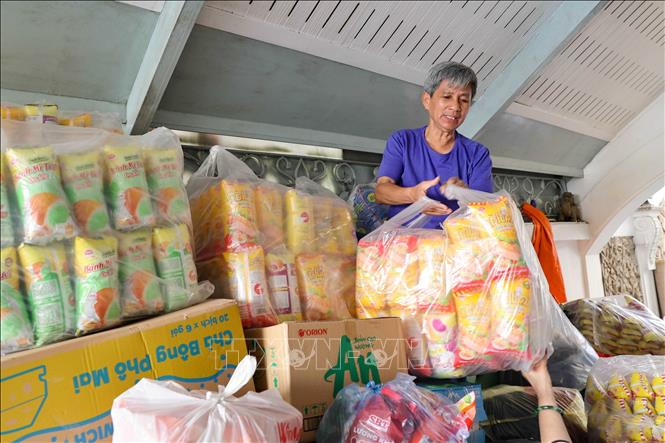 People in Hanoi from all walks of life donate essential goods to people in the central region. VNA Photo