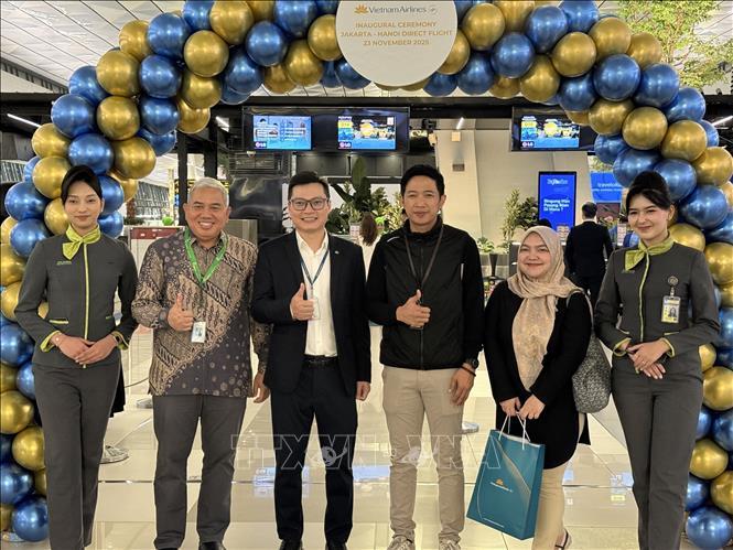 Vietnam Airlines representative in Indonesia (3rd from left) with the first passengers at Soekarno Hatta International Airport, Indonesia. VNA Photo: Minh Thái