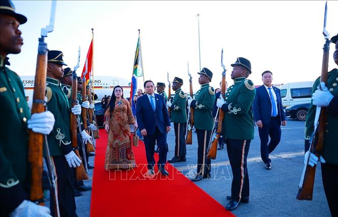 Lễ tiễn Thủ tướng Phạm Minh Chính và Phu nhân kết thúc chuyến tham dự Hội nghị Thượng đỉnh G20 tại Nam Phi. Ảnh: Dương Giang-TTXVN
