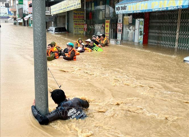 Lực lượng chức năng sơ tán người dân ở Khánh Hòa đến nơi an toàn. Ảnh: Phan Sáu - TTXVN