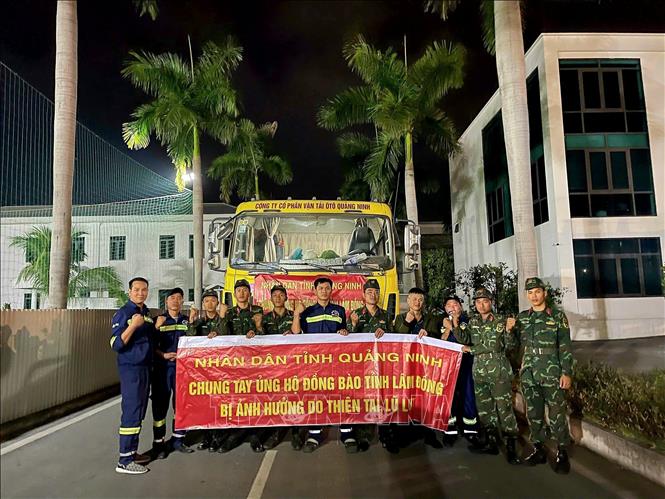 Các lực lượng vận chuyển hàng hoá thiết yếu đợt I vào hỗ trợ tỉnh Lâm Đồng. Ảnh: Thanh Vân-TTXVN 