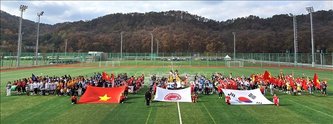 Quang cảnh lễ chào cờ trên sân. Ảnh: Đức Thắng - PV TTXVN tại Hàn Quốc