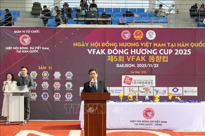 Ông An Vũ Bình, Bí thư thứ hai Đại sứ quán Việt Nam tại Hàn Quốc, phát biểu chúc mừng. Ảnh: Đức Thắng - PV TTXVN tại Hàn Quốc