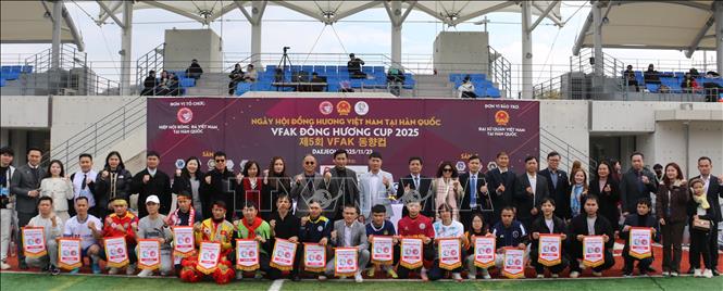 Ban Tổ chức cùng các đại biểu, khách mời và nhà tài trợ cùng các đội nhận cờ luân lưu tại giải. Ảnh: Đức Thắng - PV TTXVN tại Hàn Quốc 