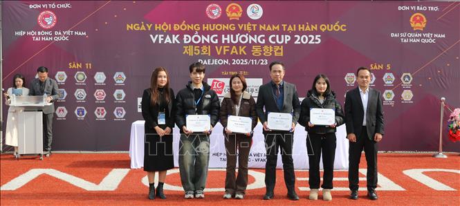 Đại diện Ban Tổ chức tặng quà lưu niệm cho đại diện nhà tài trợ trong Cộng đồng người Việt Nam tại Hàn Quốc. Ảnh: Đức Thắng - PV TTXVN tại Hàn Quốc 