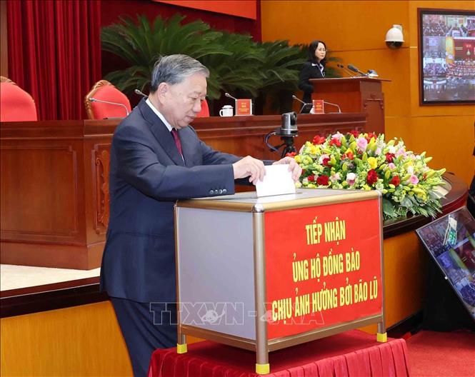 Tổng Bí thư Tô Lâm quyên góp ủng hộ đồng bào chịu ảnh hưởng bởi lũ lụt. Ảnh: Phương Hoa - TTXVN