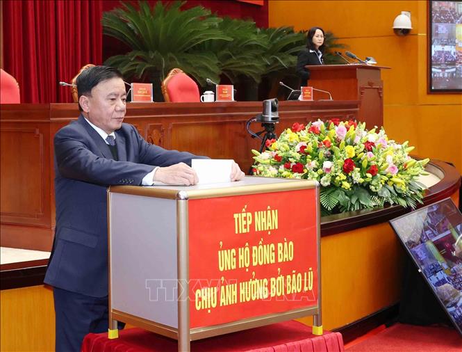 Đồng chí Trần Cẩm Tú, Uỷ viên Bộ Chính trị, Thường trực Ban Bí thư quyên góp ủng hộ đồng bào chịu ảnh hưởng của lũ lụt. Ảnh: Phương Hoa - TTXVN