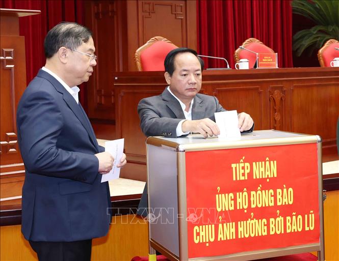 Đại biểu tham dự hội nghị quyên góp ủng hộ đồng bào chịu ảnh hưởng bởi lũ lụt. Ảnh: Phương Hoa - TTXVN
