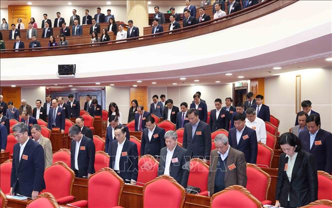 Đại biểu tham dự hội nghị dành phút mặc niệm những người bị thiệt mạng do lũ lụt. Ảnh: Phương Hoa - TTXVN