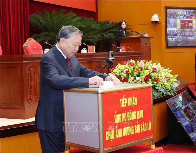 Tổng Bí thư Tô Lâm quyên góp ủng hộ đồng bào chịu ảnh hưởng bởi thiên tai, lũ lụt. Ảnh: Phương Hoa - TTXVN