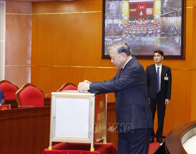 Tổng Bí thư Tô Lâm quyên góp ủng hộ đồng bào chịu ảnh hưởng bởi bão lũ. Ảnh: Thống Nhất – TTXVN