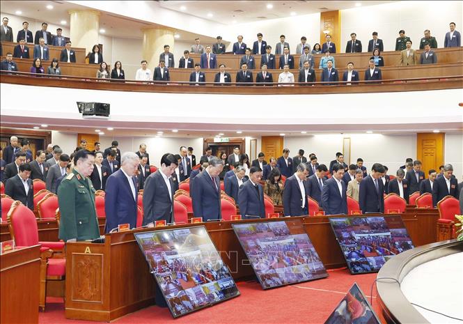 Tổng Bí thư Tô Lâm và các đại biểu các đại biểu dành 1 phút mặc niệm những người bị thiệt mạng do bão lũ. Ảnh: Thống Nhất – TTXVN