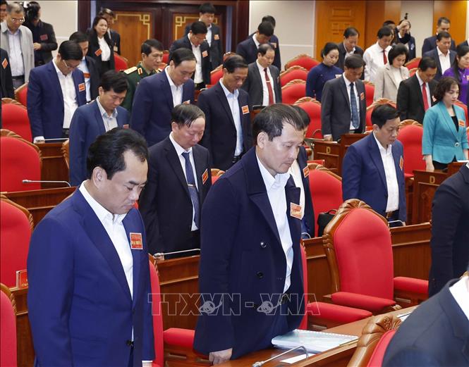 Các đại biểu dành 1 phút mặc niệm đối với những người bị thiệt mạng do bão lũ. Ảnh: Thống Nhất – TTXVN