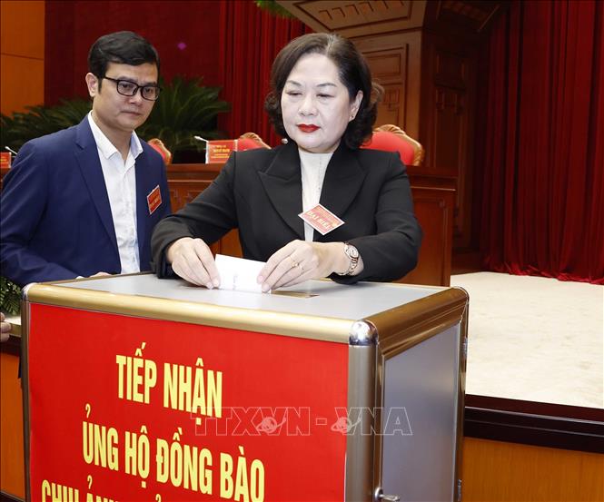 Các đại biểu quyên góp ủng hộ đồng bào chịu ảnh hưởng bởi lũ lụt. Ảnh: Thống Nhất – TTXVN