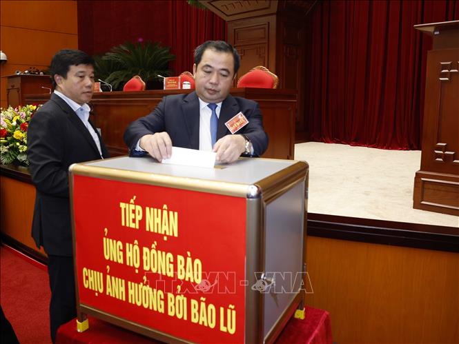 Các đại biểu quyên góp ủng hộ đồng bào chịu ảnh hưởng bởi lũ lụt. Ảnh: Thống Nhất – TTXVN