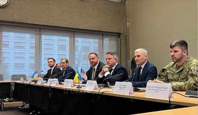 Chánh Văn phòng Tổng thống Ukraine Andriy Yermak cùng các thành viên phái đoàn Ukraine trong cuộc đàm phán với phái đoàn Mỹ tại Geneva, Thụy Sĩ ngày 23/11/2025. Ảnh: REUTERS/TTXVN