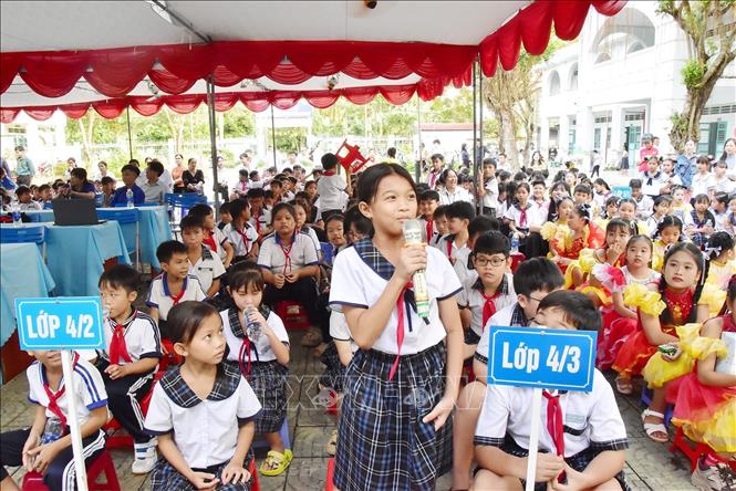 Học sinh tham gia chiến dịch truyền thông 