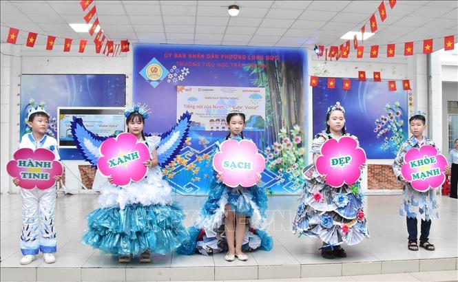 Học sinh tham gia chiến dịch truyền thông 