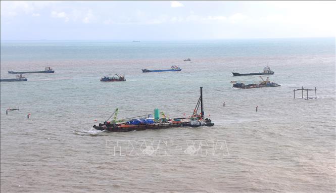 Các đơn vị thi công đẩy nhanh tiến độ Dự án Cảng tổng hợp lưỡng dụng Hòn Khoai. Ảnh: Chanh Đa-TTXVN
