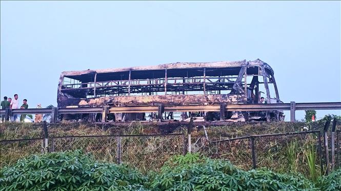 Hiện trường chiếc xe khách bị cháy trên cao tốc Thành phố Hồ Chí Minh - Trung Lương. Ảnh: Minh Phú - TTXVN