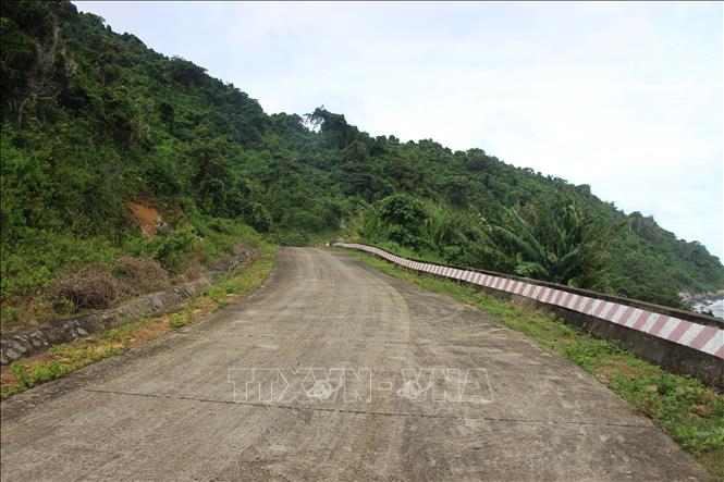 Hòn Khoai có hệ thống đường giao thông dài khoảng 14km, phục vụ tốt cho công tác tuần tra, kiểm soát, bảo vệ rừng trên đảo. Ảnh: Chanh Đa-TTXVN