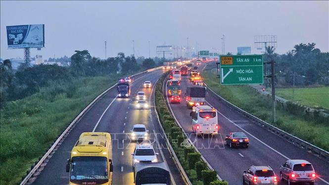 Cao tốc Thành phố Hồ Chí Minh - Trung Lương đoạn xảy ra vụ cháy xe giường nằm. Ảnh: Minh Phú - TTXVN
