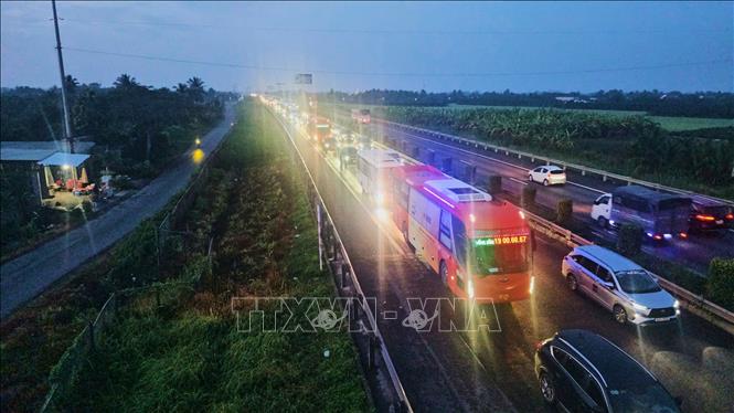 Sự cố cháy xe khách đã làm cao tốc Thành phố Hồ Chí Minh – Trung Lương bị ùn tắc trong nhiều giờ. Ảnh: TTXVN phát