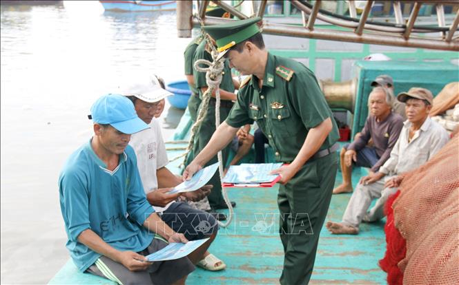 Tuyên truyền chống khai thác IUU lưu động ngay trên tàu cá, bến cảng mang lại hiệu quả trong nhận thức của từng ngư dân. Ảnh: Hồng Hiếu - TTXVN