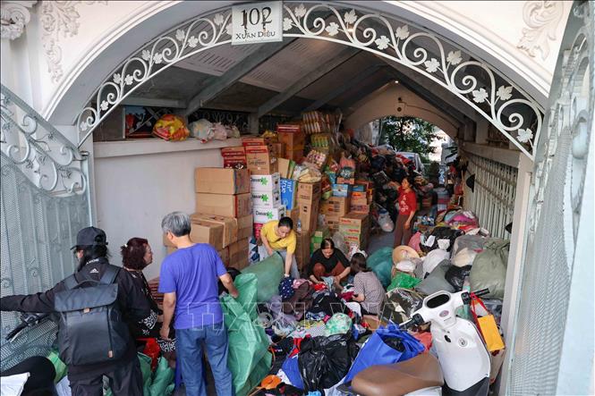 Volunteers sort and package relief goods at a donation receiving place on Xuan Dieu street. VNA Photo: Vũ Quang