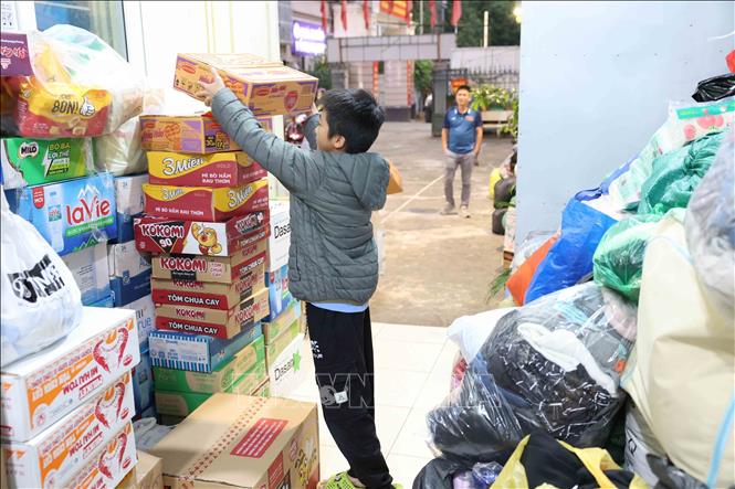 Relief goods contributed by organisations and individuals are gathered for sorting and packaging before transporting to affected areas. VNA Photo: Vũ Quang
