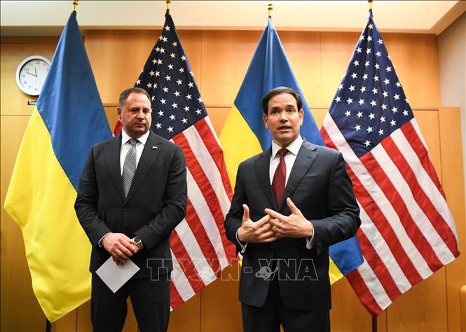 Ngoại trưởng Mỹ Marco Rubio (phải) phát biểu với báo giới tại Geneva, Thụy Sĩ, ngày 23/11/2025. Ảnh: THX/TTXVN