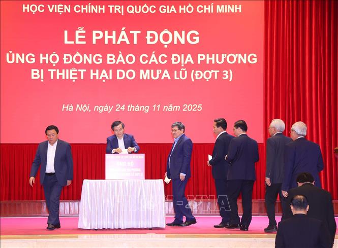 Đảng ủy, Ban Giám đốc Học viện Chính trị quốc gia Hồ Chí Minh ủng hộ các địa phương bị thiệt hại do bão lũ gây ra. Ảnh: Văn Điệp – TTXVN